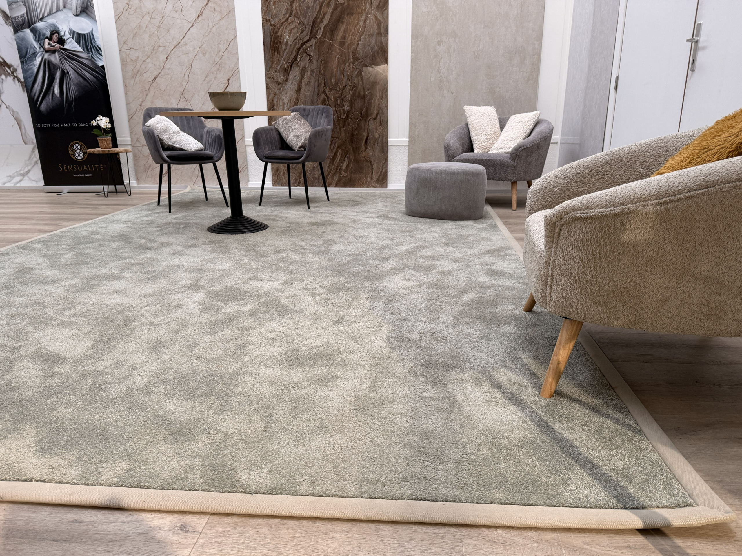 Tapijt met breed katoenen lint afboording in de toonzaal HD Dynamica - voorbeeld vakmanschap