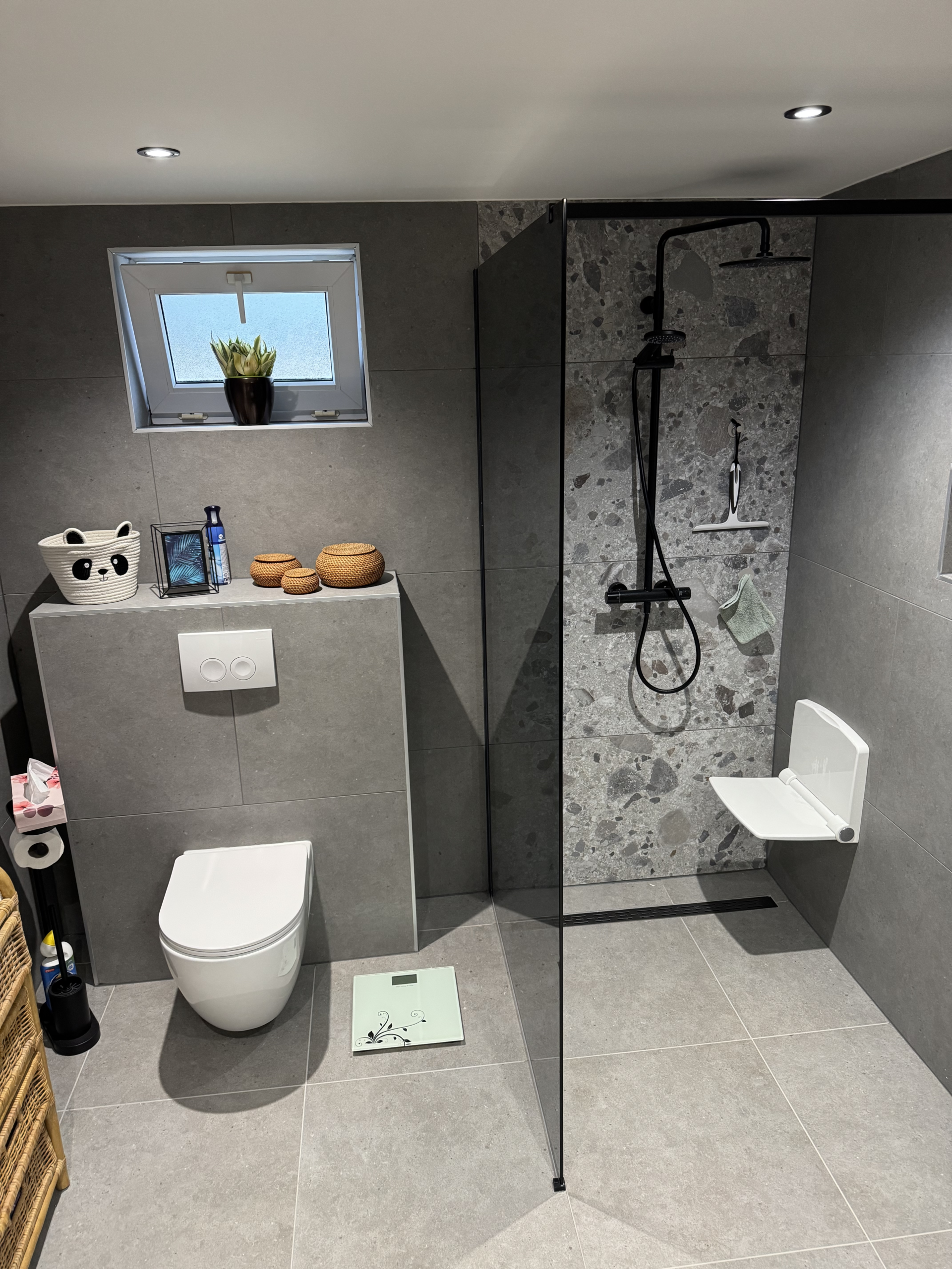 Moderne badkamerrenovatie met ELYSIAN tegels en XXL keramisch parket in Kortenaken door HD Dynamica