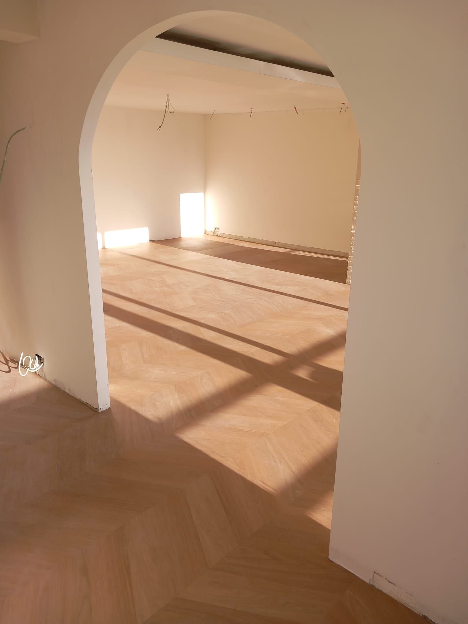 De Hongaarse Punt vloer doorgelegd naar de volgende ruimte