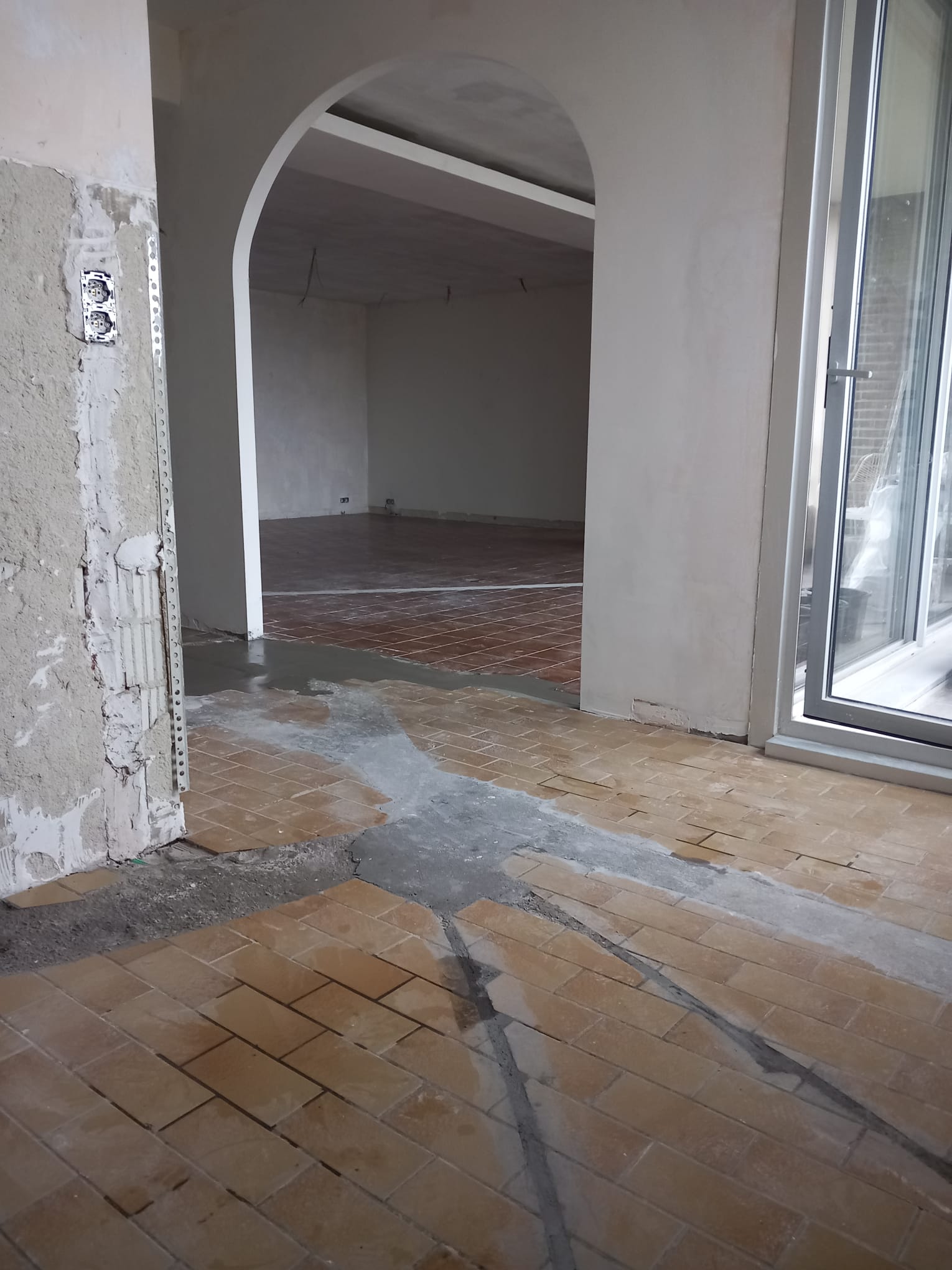 Ruwbouw fase Veltem-Beisem met ingeslepen leidingen voor egalisatie