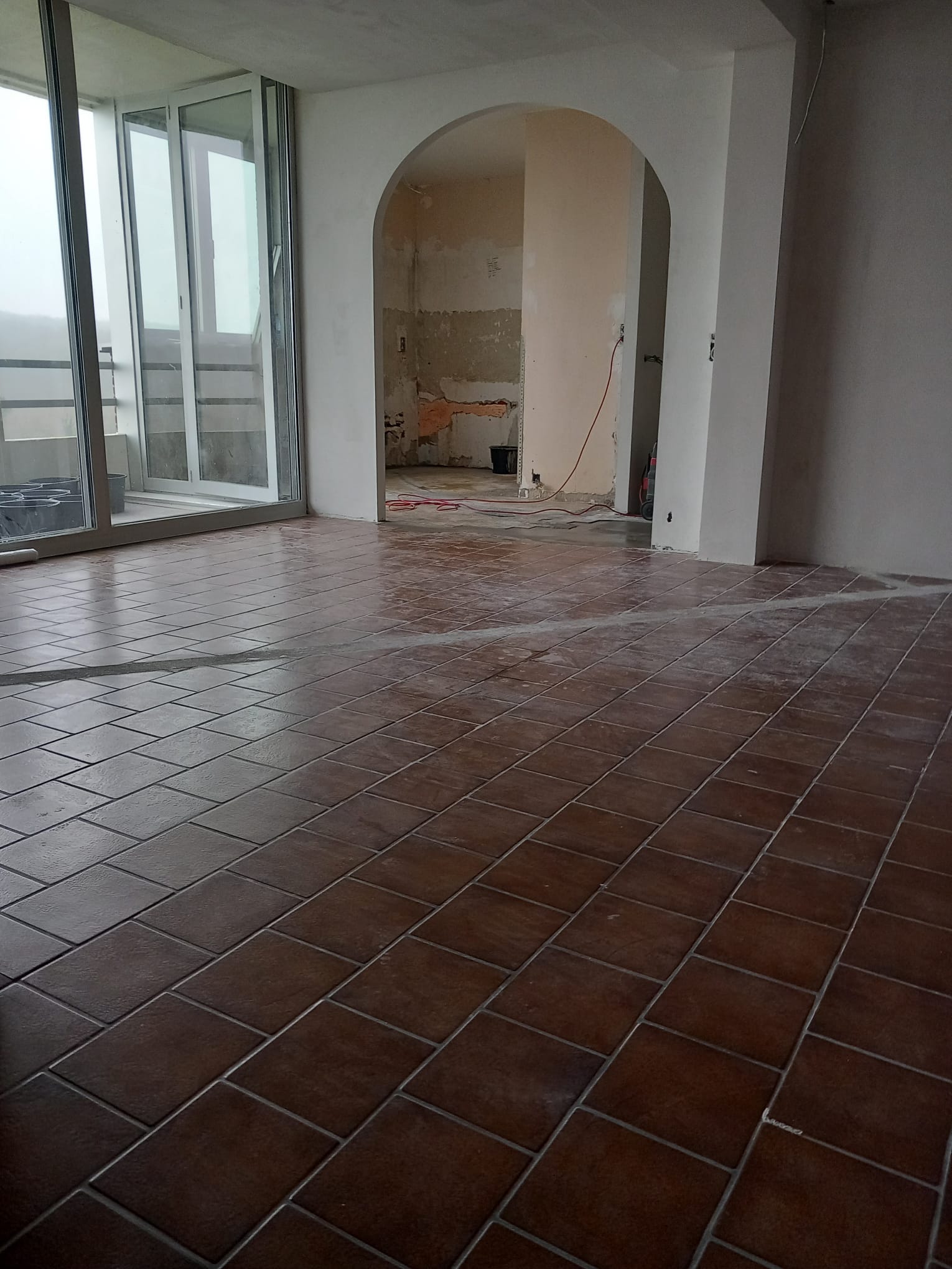 Detail van de ondervloer tijdens de droogfase van de egaline