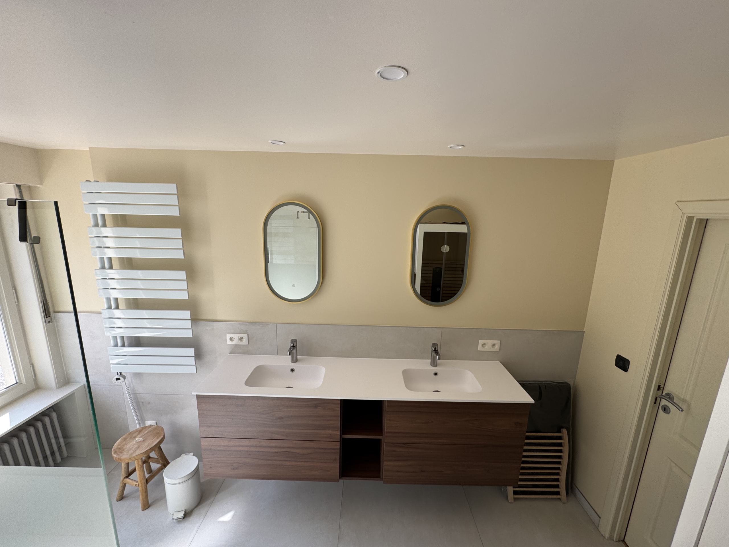 Luxe badkamerrenovatie met Azuma White grootformaat tegels in Nethen door HD Dynamica