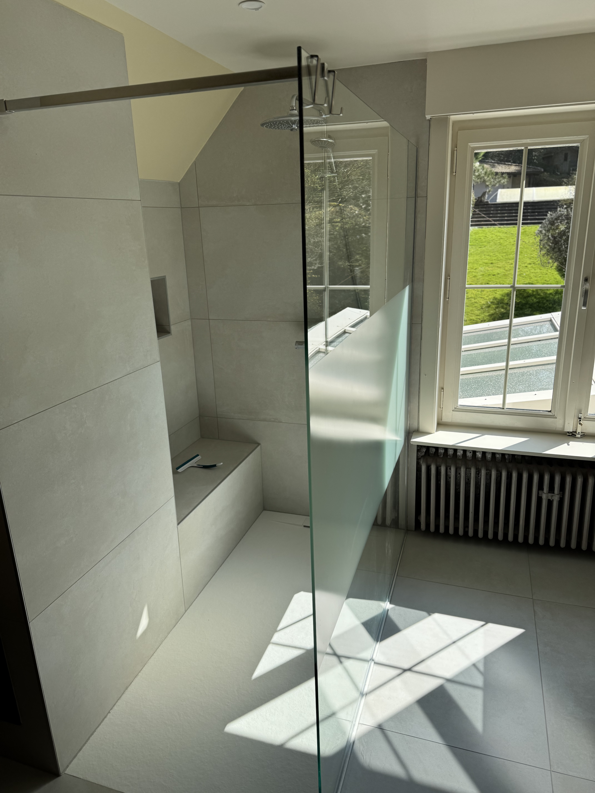 Maatwerk douchebankje gemetst met Ytong en afgewerkt met Azuma White tegels