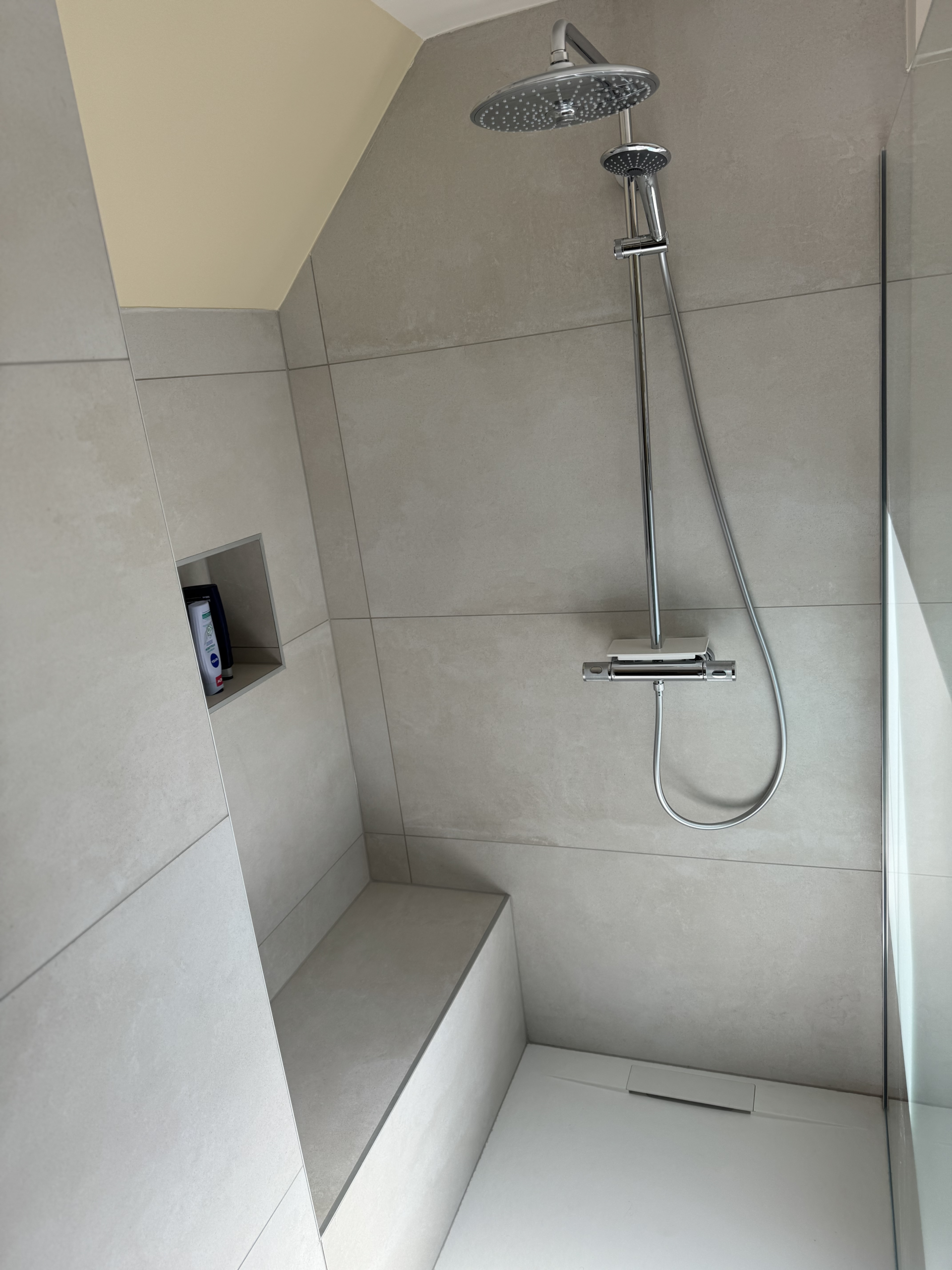 Moderne inloopdouche met waterkeringsdoek en Azuma White betegeling