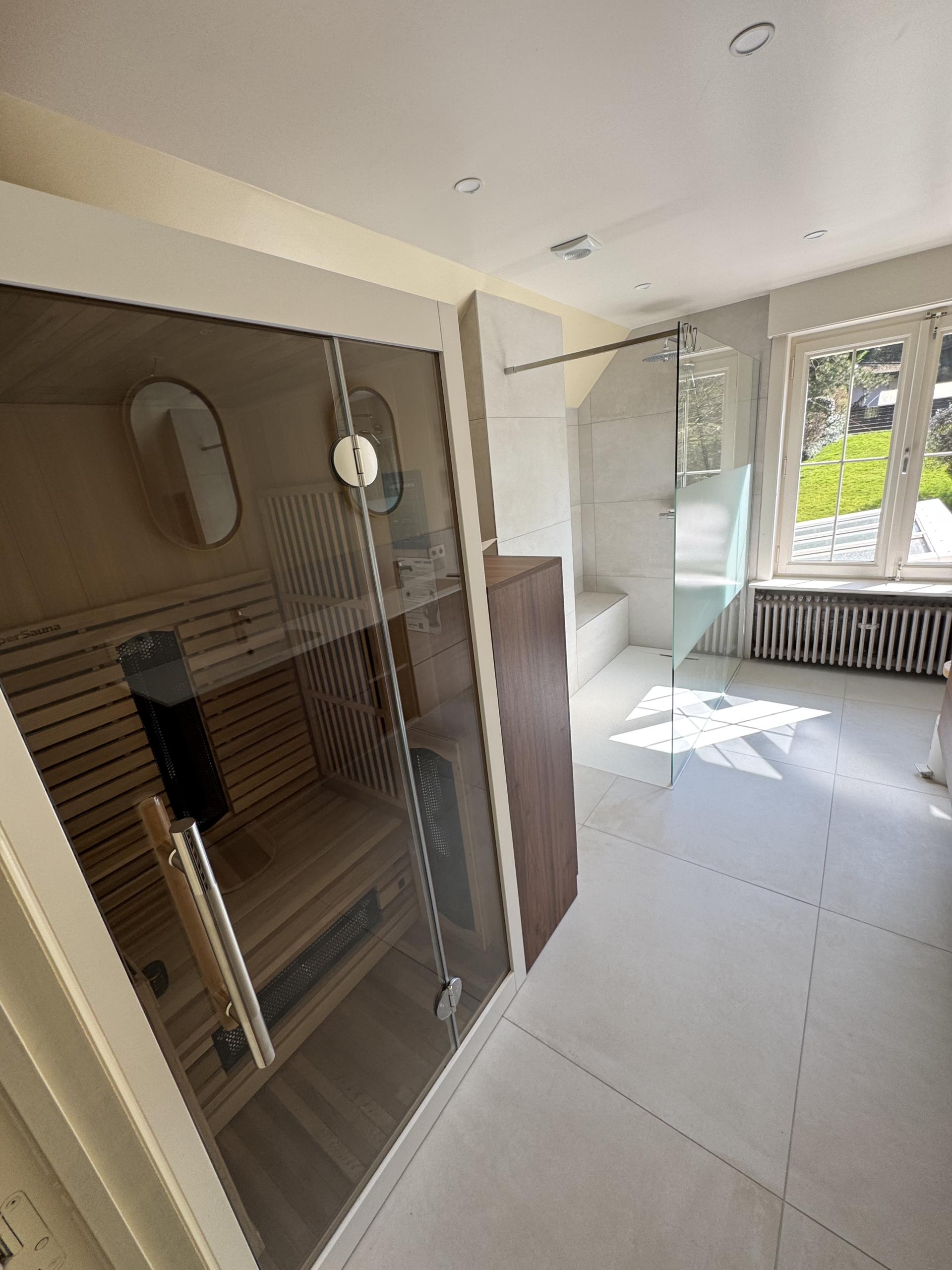 Dubbel wastafelmeubel en sanitair geplaatst in gerenoveerde badkamer