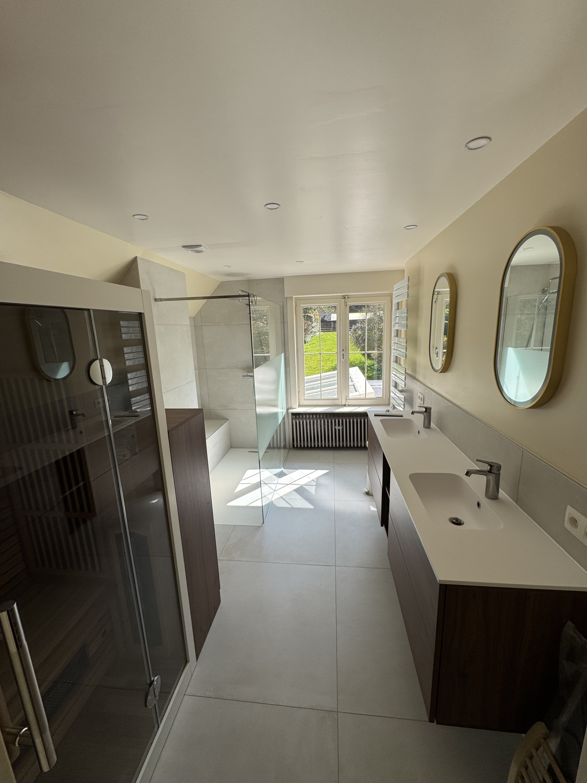 Detail van Azuma White 60x120 wandtegels met strakke voeg