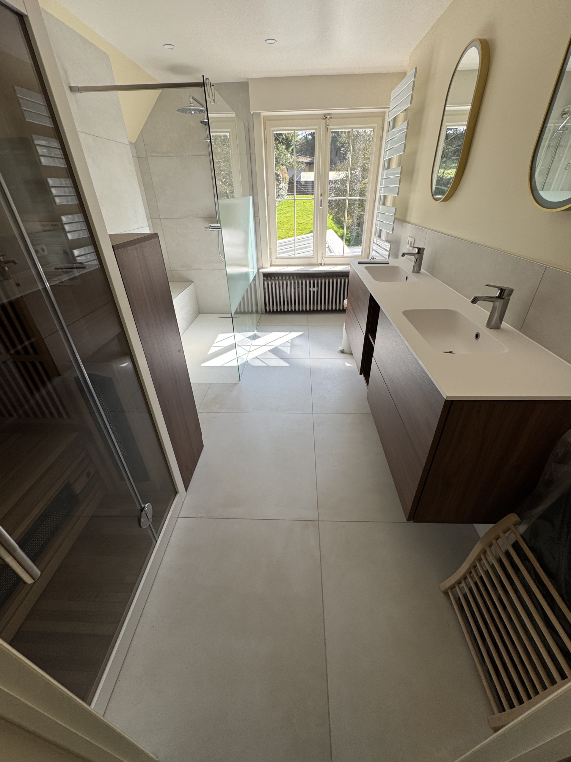 Totaaloverzicht van de gerenoveerde badkamer in Grez-Doiceau met Azuma White tegels