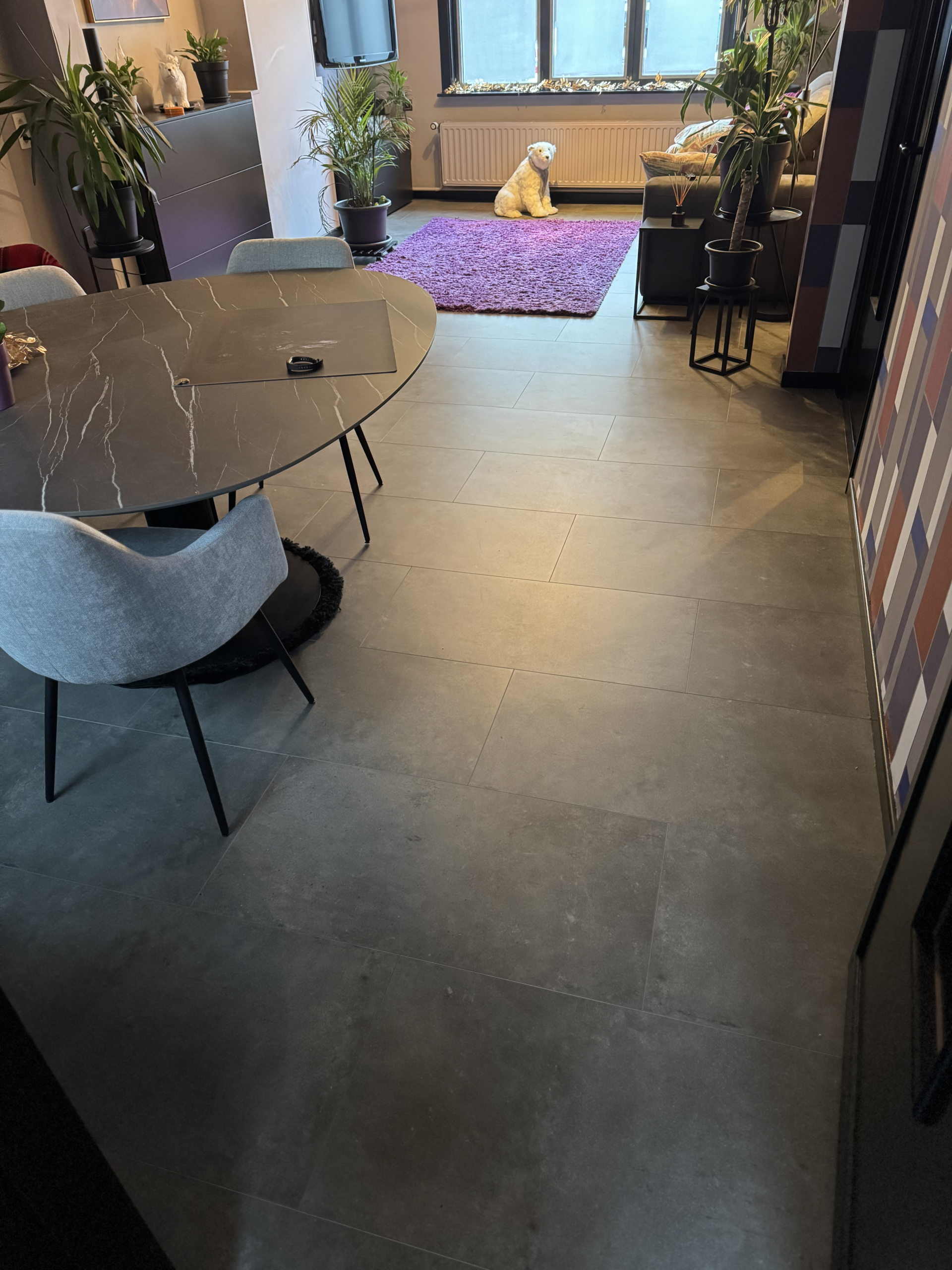 Vloer- en traprenovatie eenheid Detail van de overgang tussen PVC vloer en trapbekleding in dezelfde VivaFloors 1810