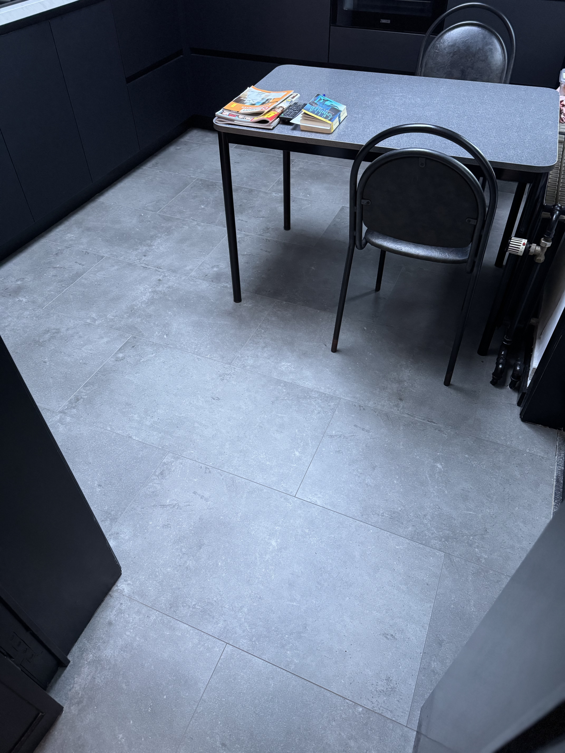 Moderne PVC vloer Kessel-Lo Strakke moderne PVC vloer VivaFloors 1810 geplaatst na egalisatie in Kessel-Lo