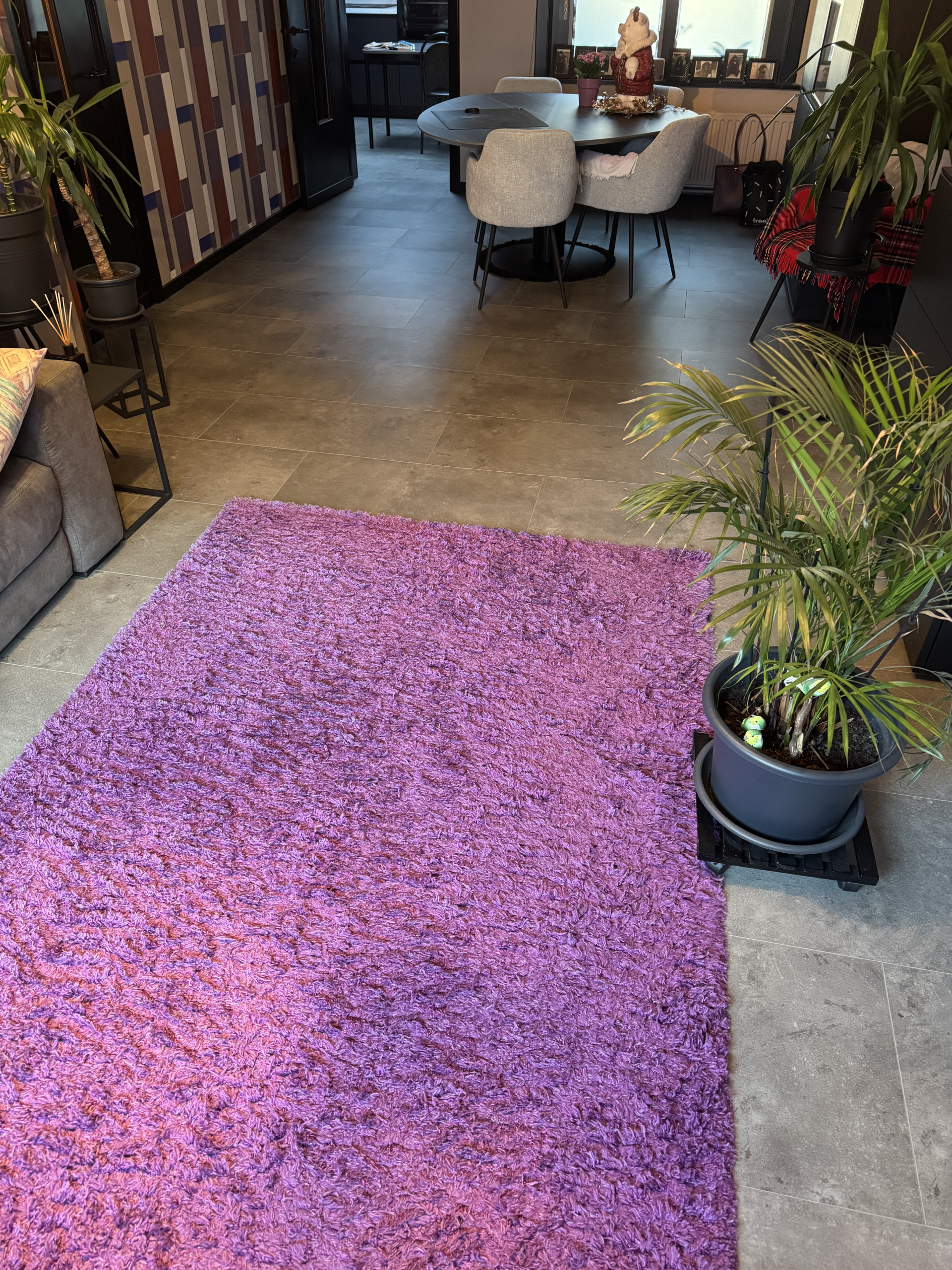 Trapbekleding detail Zijaanzicht van de beklede trap met PVC stootborden en treden