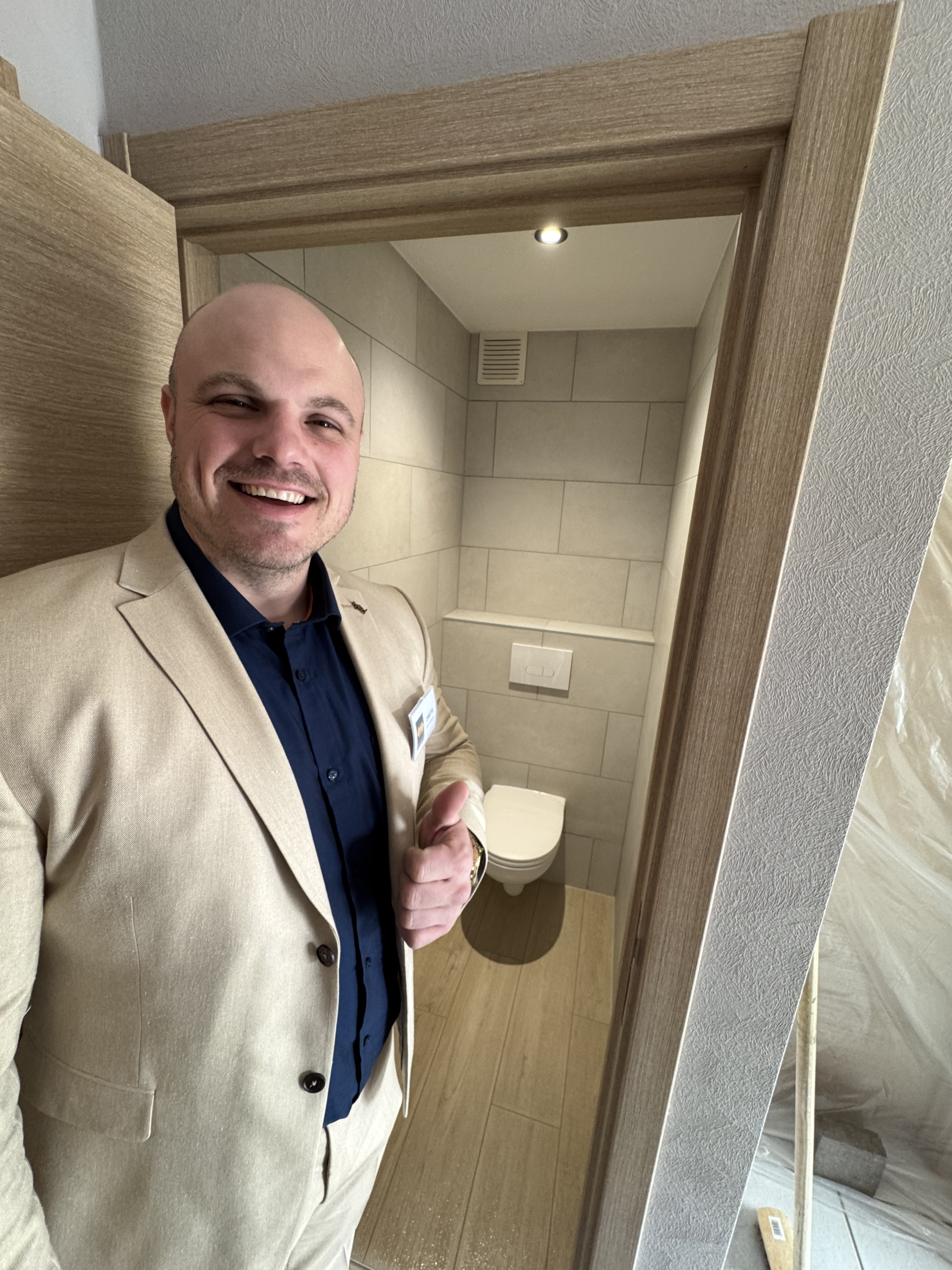 Duimpje omhoog gerenoveerd toilet Lovenjoel
