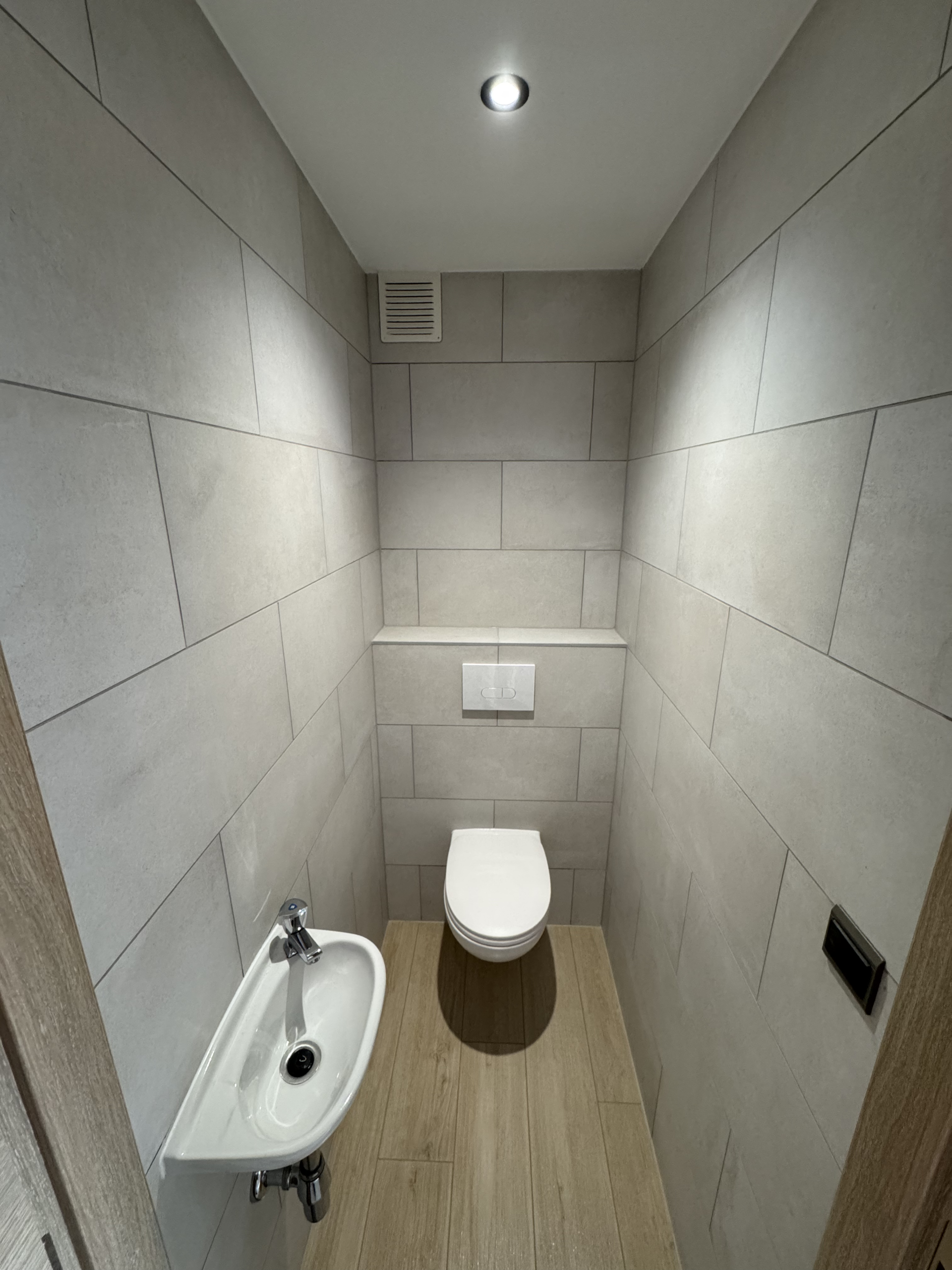 Vakkundige toiletrenovatie met Elixir wandtegels en Geberit sanitair in Pellenberg Lovenjoel door HD Dynamica