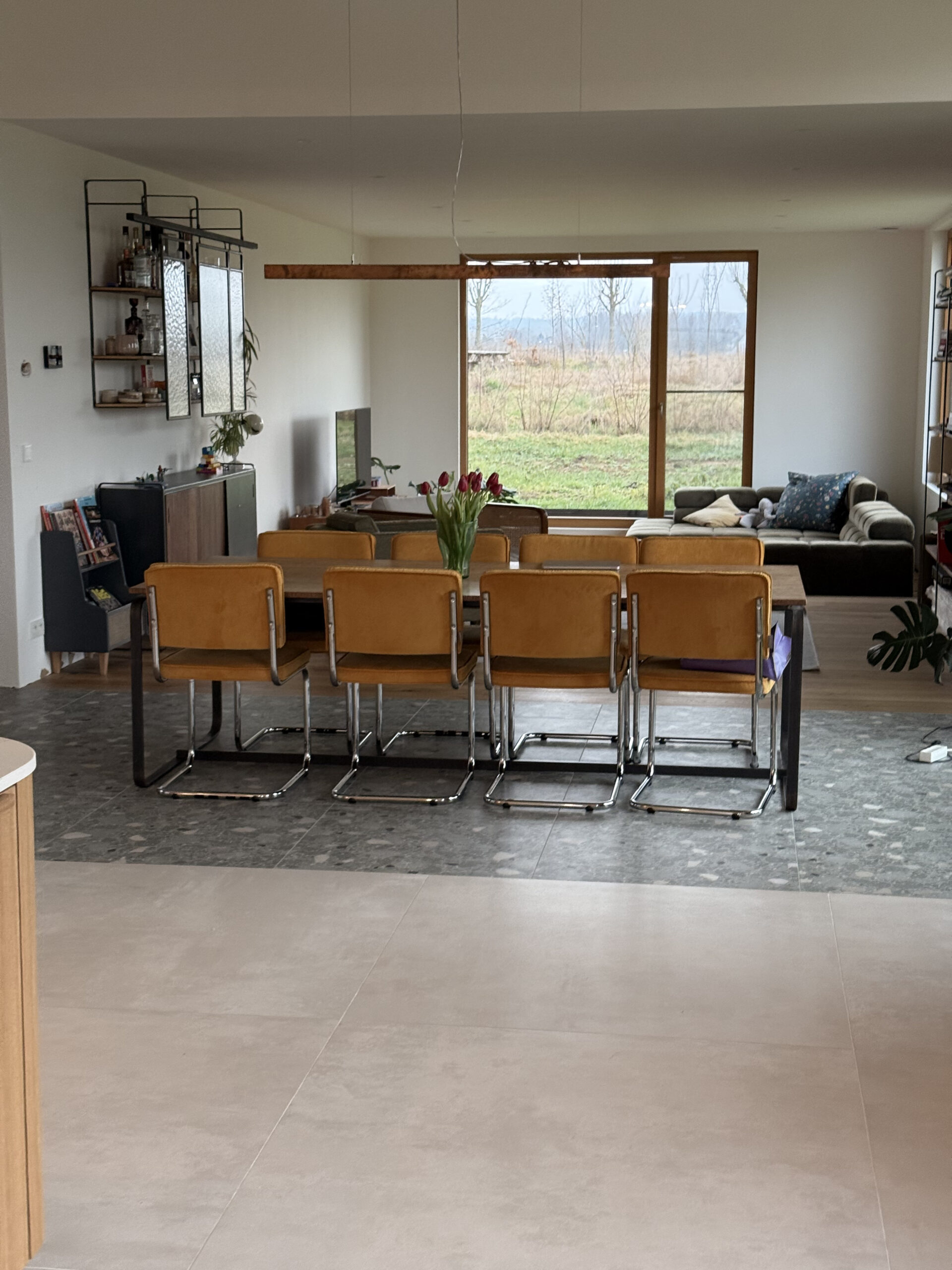 MDF plinten RAL 9010 vakkundig gekitte aansluiting