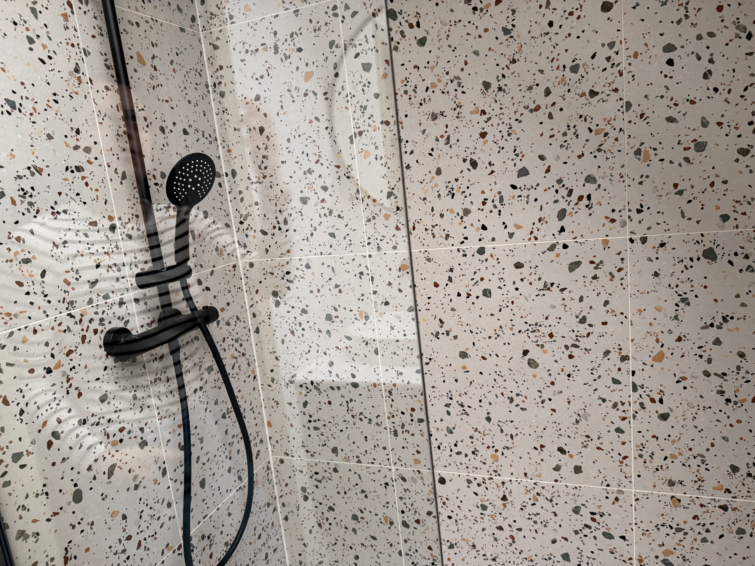 Tegelwerk 80x80 berging en badkamer Rotselaar