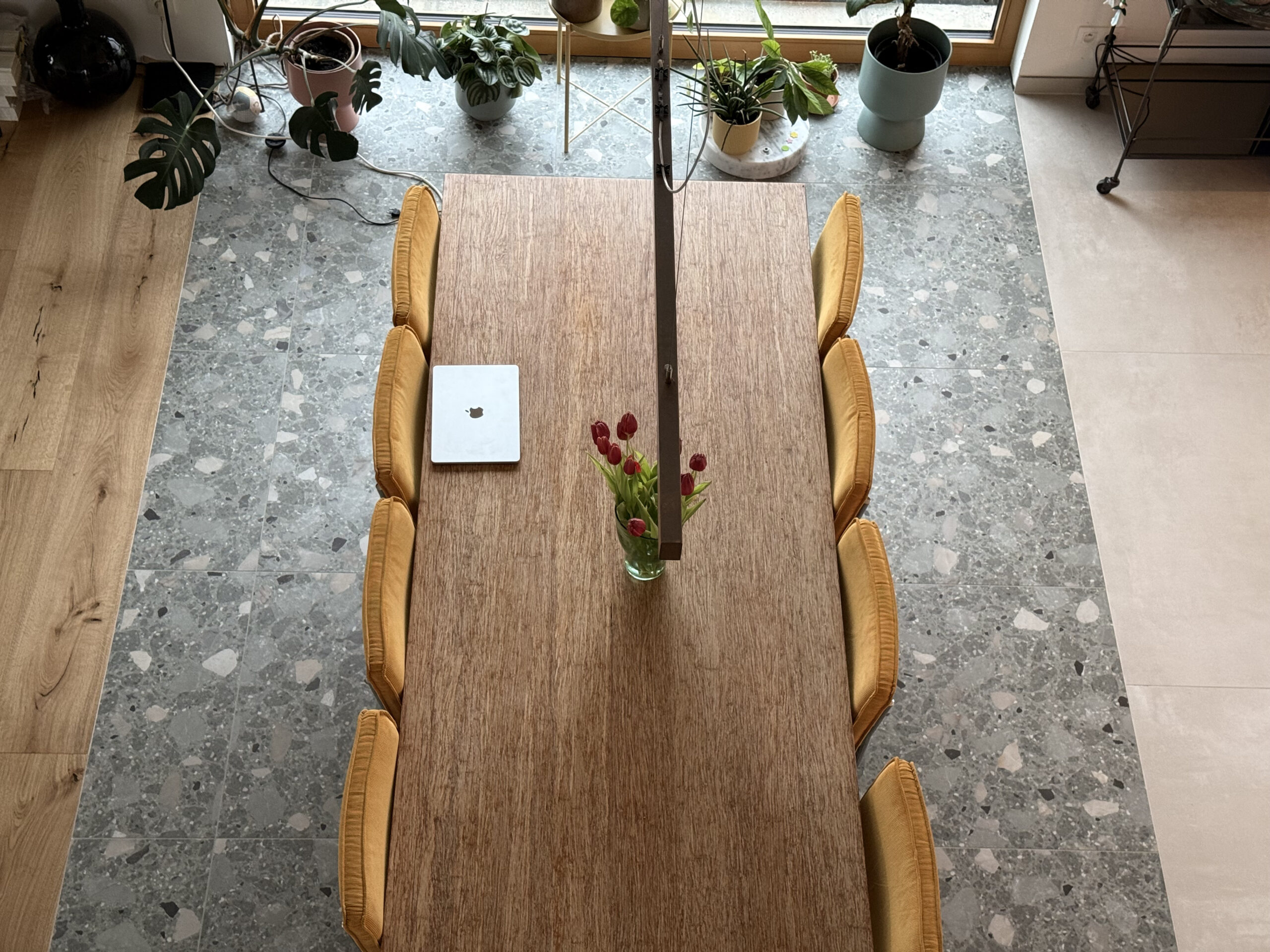 Detail afwerking parket met MDF plinten RAL 9010