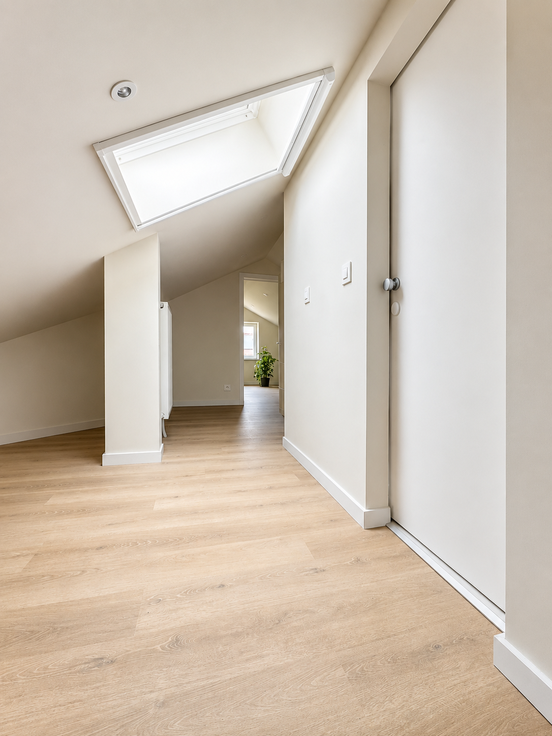 PVC vloer en houten plinten bij zolderrenovatie in Linter