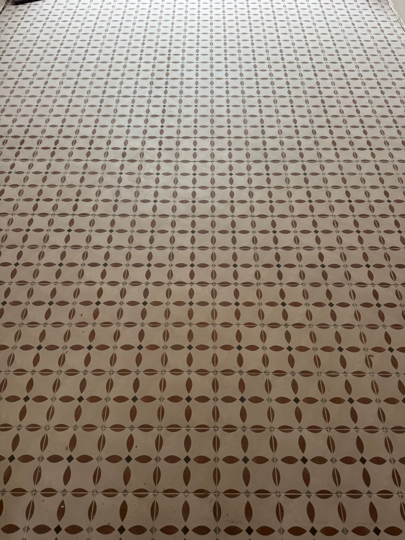 Renovatie in Tienen met tegelvloer, muren, gyproc plafond en schilderwerken door HD Dynamica